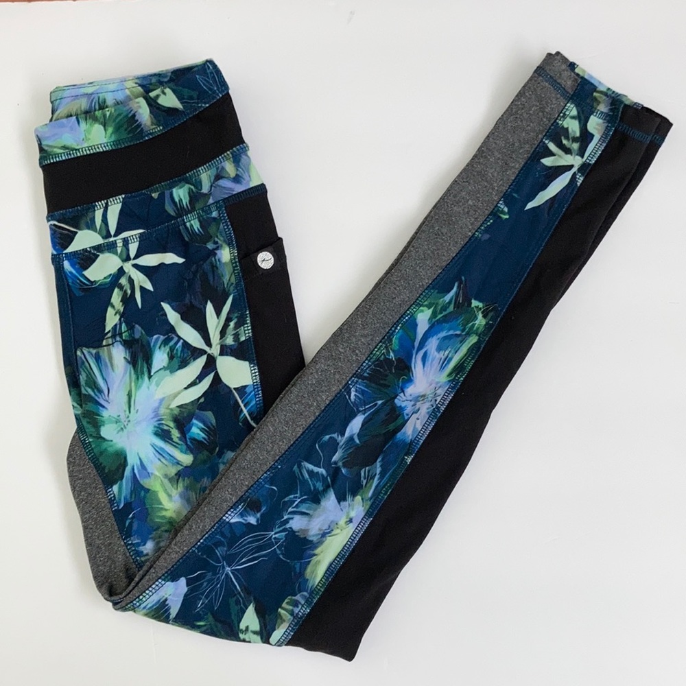 NWOT flower and leaf print leggings with pockets